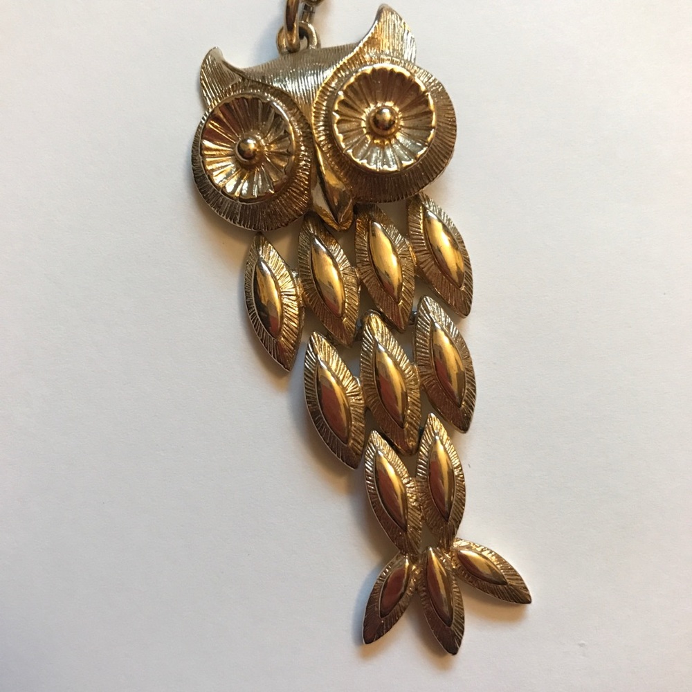 Avon vintage gold tone Owl pendant necklace